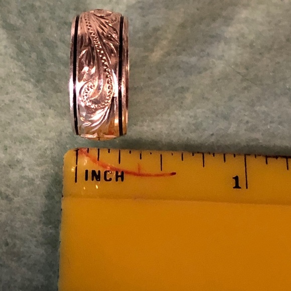 Hawaiian Heirloom Carved Black Enameled Band Ring - Picture 7 of 8